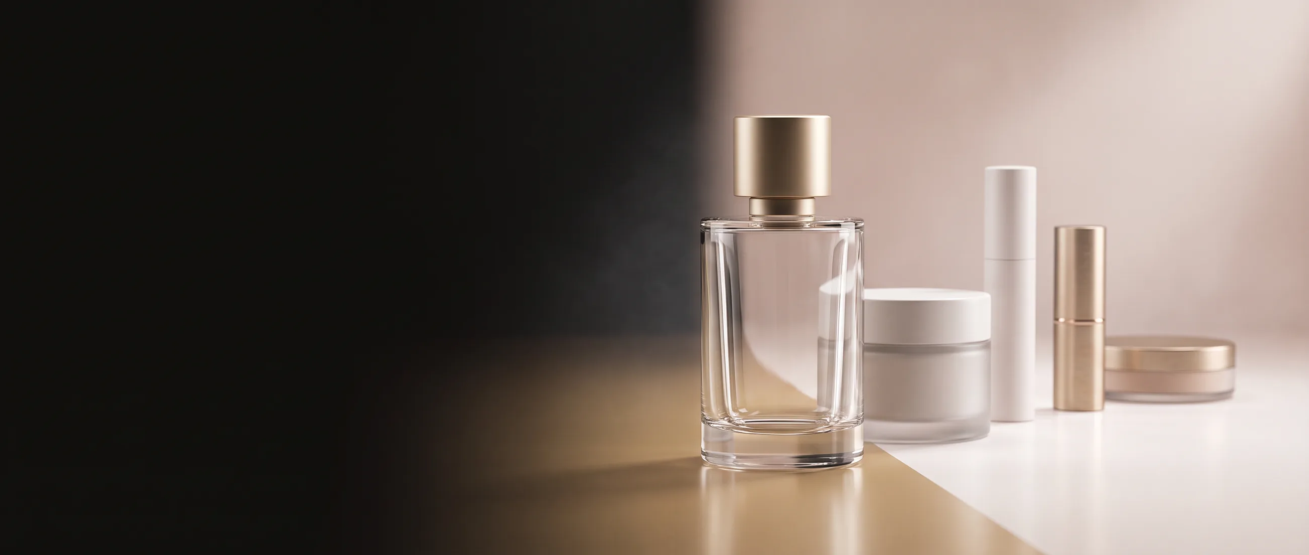 Flacon de parfum, pot de crème et étuis de rouge à lèvres non marqués, posés sur un fond rose poudré